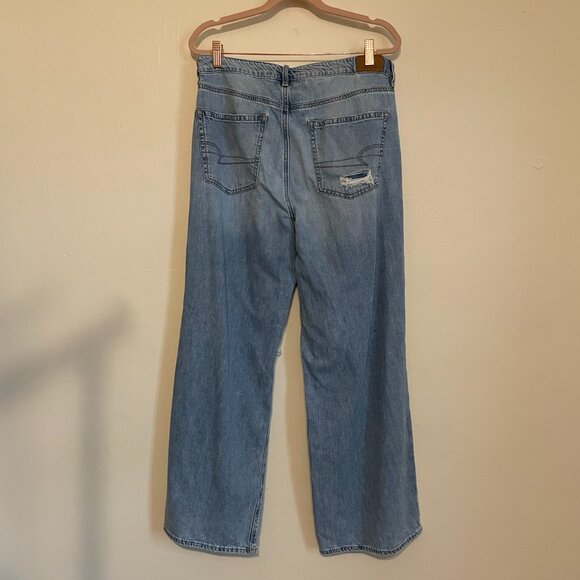 American Eagle Outfitters | Light Wash Ripped Skater Jean 12 Short - Picture 4 of 5